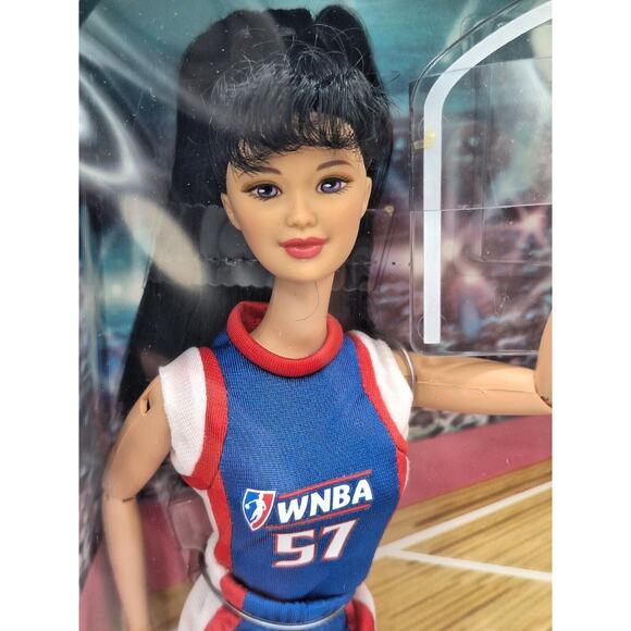 41)VINTAGE WNBA's KIRA DOLL FROM THE FRIEND OF BARBIE COLLECTION. - Picture 2 of 10